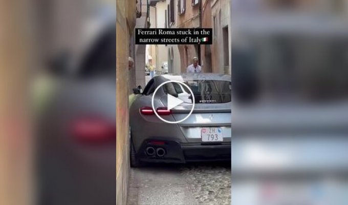 Такое могло случиться только в Риме: в одной из улочек застрял Ferrari