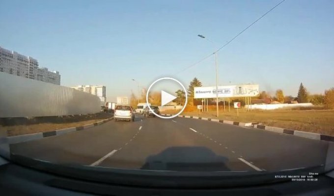 Гонщик сломал дорожный знак и повредил бордюр в Омске