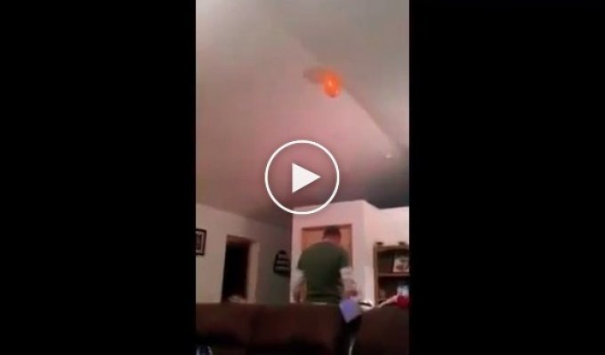 Папа знает, как достать воздушный шар, застрявший под потолком