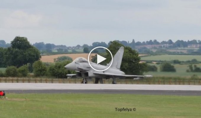Eurofighter Typhoon делает мёртвую петлю сразу после взлёта