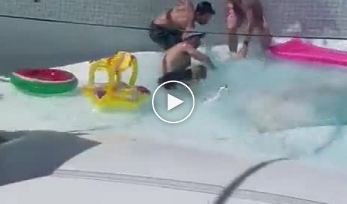 В Израиле обвалилось дно бассейна - двух человек втянуло в семиметровую воронку