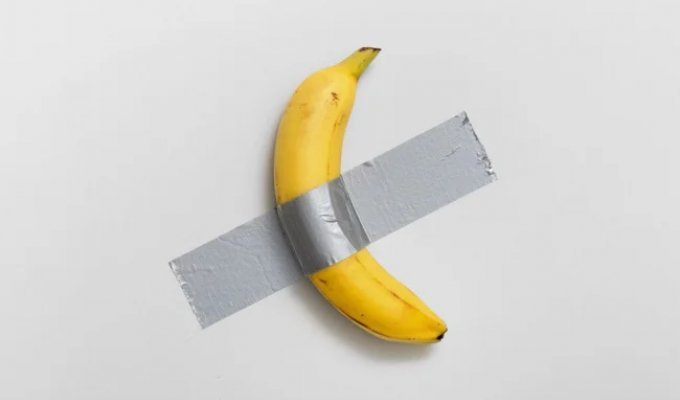 A banana glued to the wall was bought for several million dollars (2 photos + 1 video)