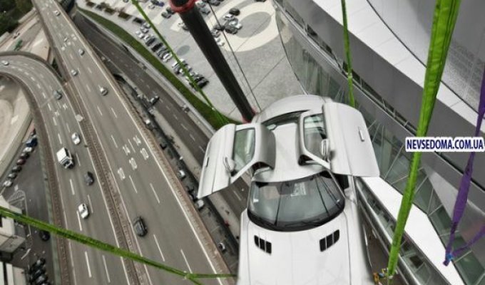 Mercedes SLS AMG “взлетел” над Штутгартом (10 фото)