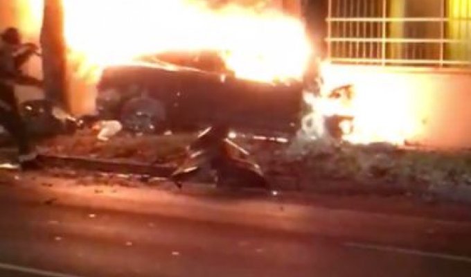 В попавшем в аварию электромобиле Tesla погиб бывший агент ФБР (3 фото + видео)