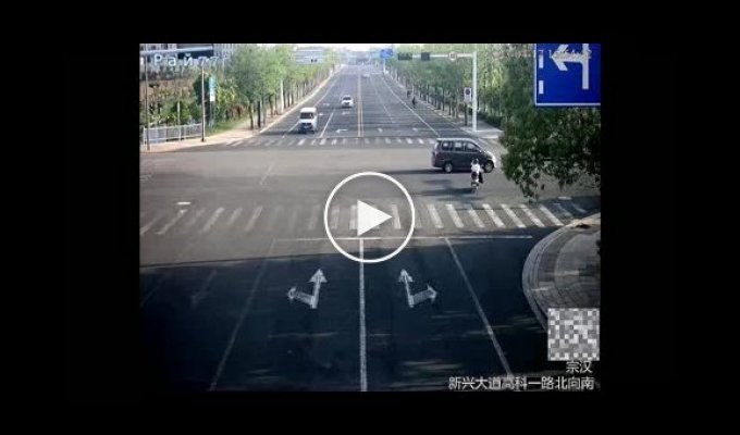 Фургон после ДТП совершил «кувырок», чуть не сбил мотоциклистку и продолжил движение в Китае