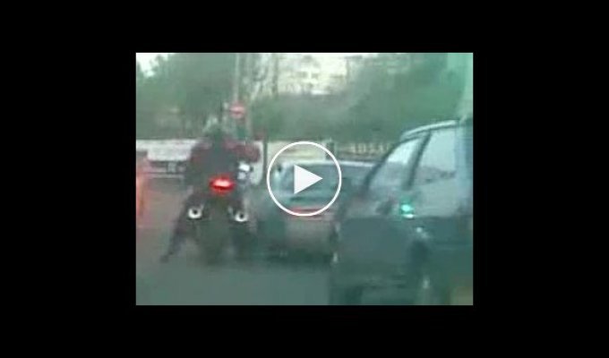 Мотоцыклист против машины