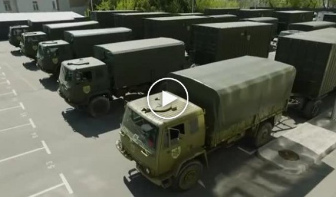 Очередные 25 машин для фронта – Порошенко передает для ВСУ грузовики, мастерские и банно-прачечные комплексы
