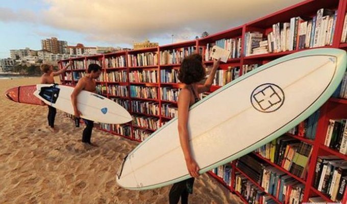 Продажа книг на пляже (8 фото)