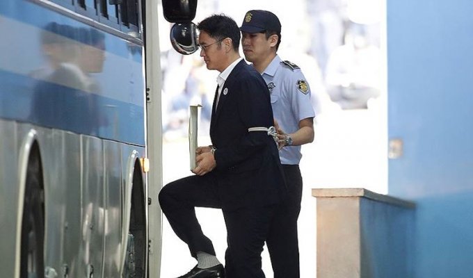 Глава Samsung получил пять лет тюрьмы Ли Чжэ Ён не признает вину в коррупции (1 фото)