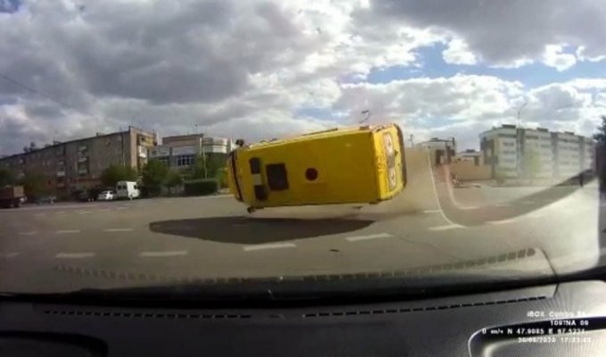 Машина скорой помощи попала в ДТП в Казахстане (2 фото + 2 видео)