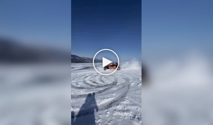 На багги по Байкалу: экстремалы устроили заезд по замерзшему озеру