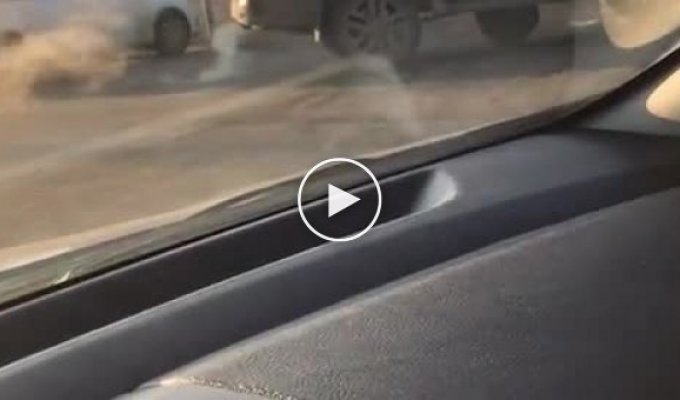 Машина в Туле застряла на антипарковочной сфере