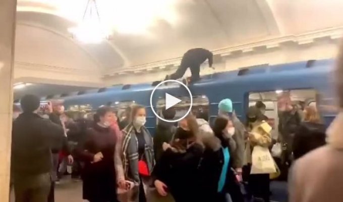 Блогер donalt_dag, пробежавший по крышам автомобилей в Санкт-Петербурге, устроил шоу в метро