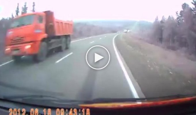 Нереальное везение при лобовом сближение с грузовиком