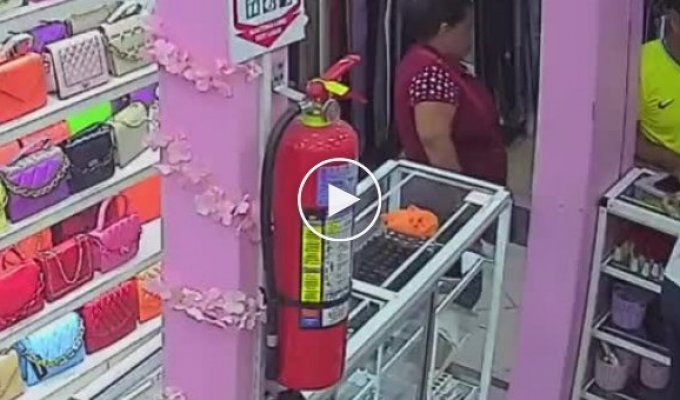 Женщина украла мобильный телефон из магазина
