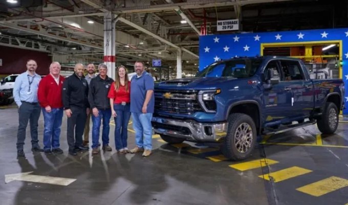 Владелец пикапа Chevrolet с пробегом миллион миль купил новый той же модели (2 фото)