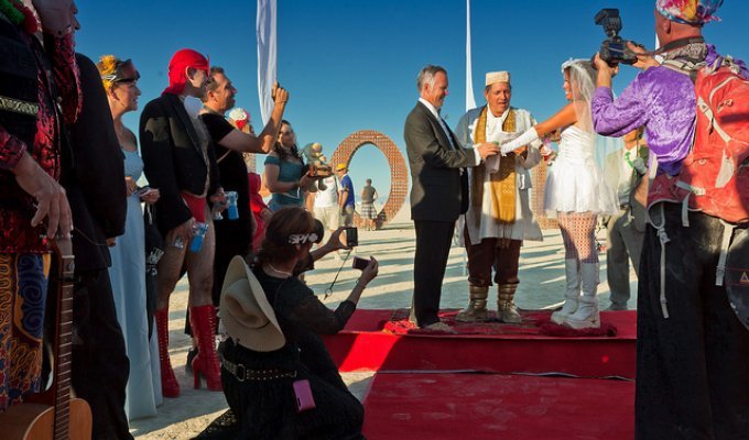 Как на Burning Man женятся (21 фото)