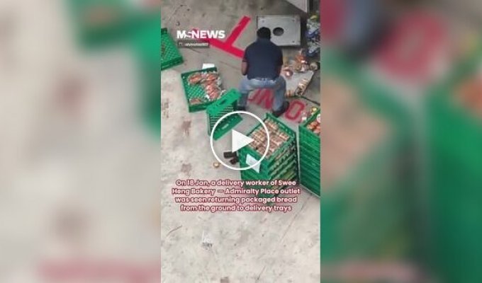 Сотрудника пекарни упрекнули за то, что он подобрал выпечку с земли