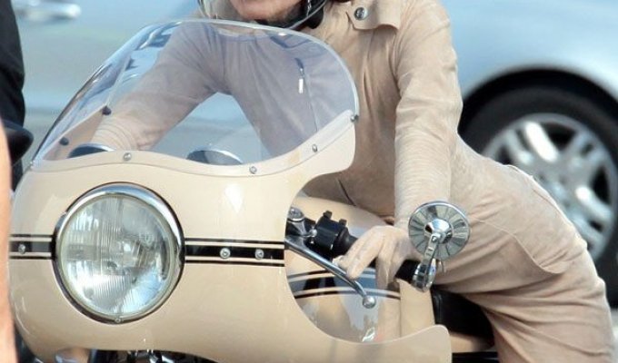 Keira Knightley на мотоцикле (6 фотографий)