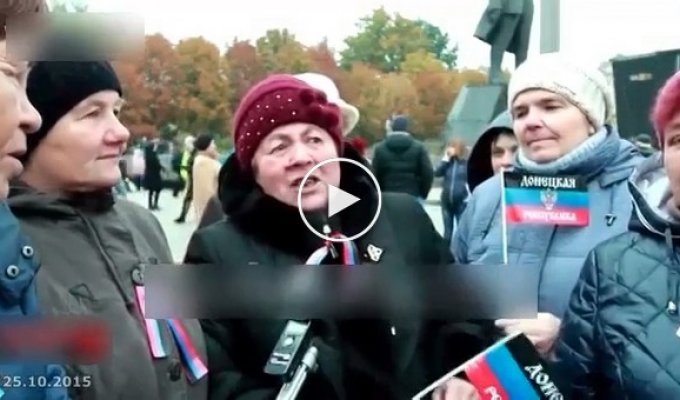 Жительница Донецка на фоне флага ДНР обратилась к матерям Украины и высказала своё мнение