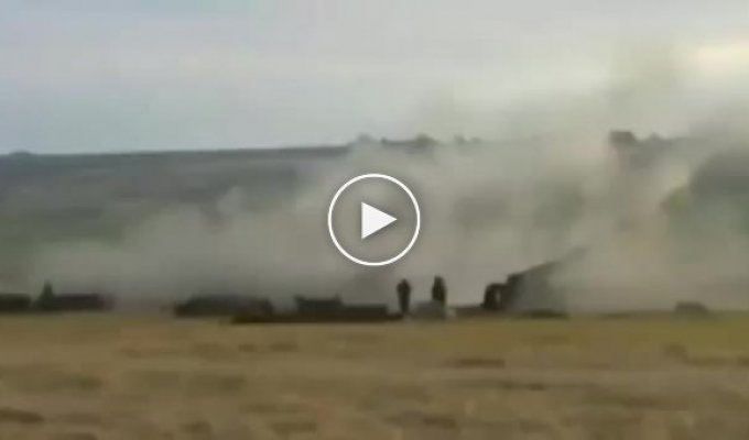 Донбасс артиллерийская батарея ВСУ ведет обстрел по террористам