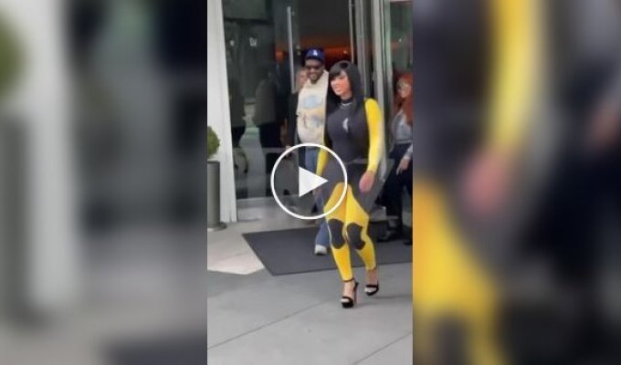 Карди Би проиграла в битве с роботом, для которого решила исполнить сексуальный танец