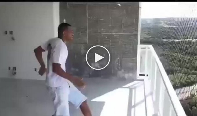 Extreme demonstration: A worker tested a balcony net on the 28th floor
