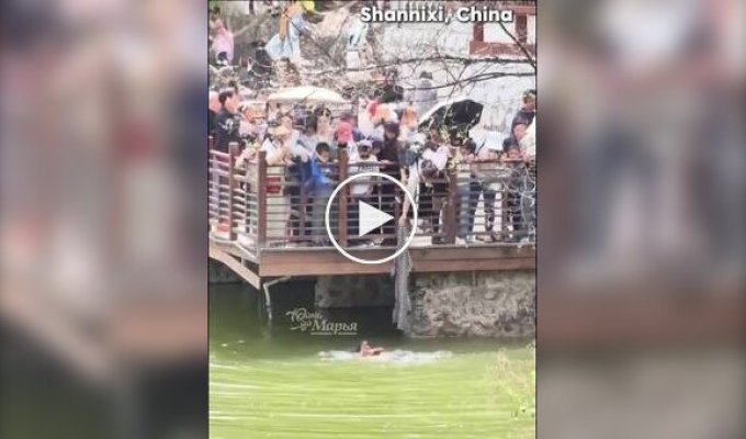 Быстрая реакция спасла жизни: в Сиане очевидцы помогли женщине с ребенком выбраться из воды