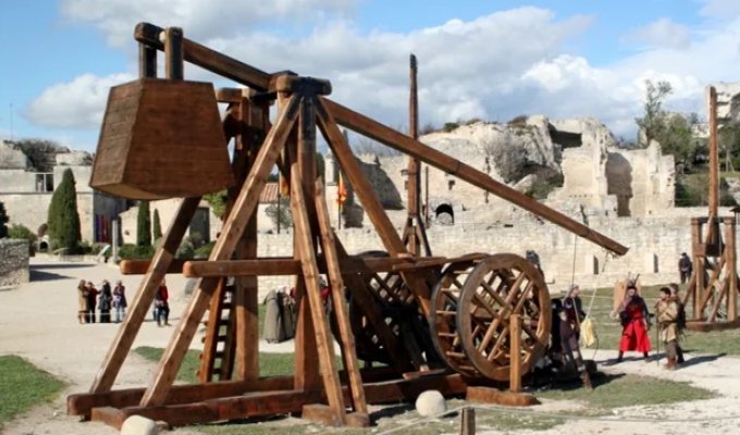 The power of the trebuchet: The siege weapon that changed the art of war (12 photos)