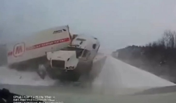 The moment of a massive accident with trucks in Russia (6 photos + 2 videos)