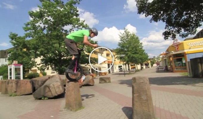 Lutz Eichholz красиво балансирует на одноколесном велосипеде