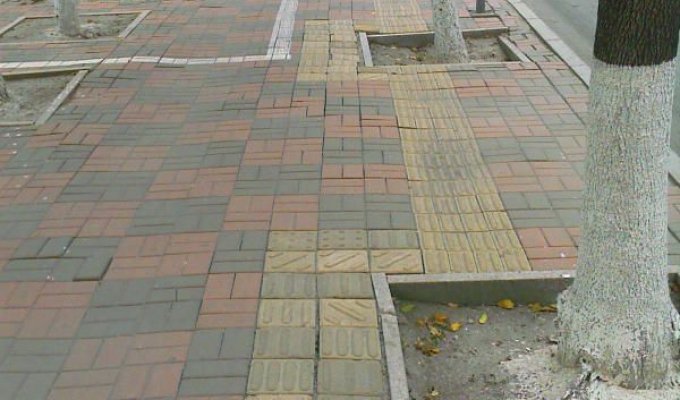 Как китайские строители кладут плитку (2 фото)