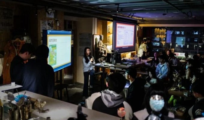 Newspapers opened in China "academic bars" where you can study with a glass of beer (3 photos + video)