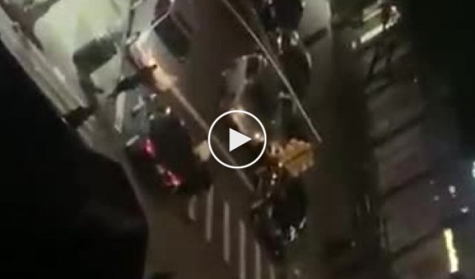 В Нью-Йорке машина на полном ходу сбила полицейского