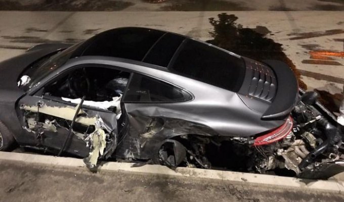 Владельцу разбитого спорткара Porsche 911 отказали в замене авто (3 фото)