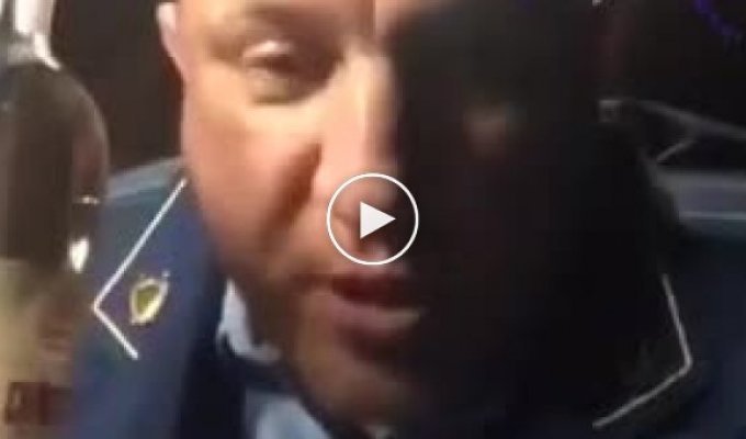 Пьяный мужчина с бутылкой заявляет, что стал прокурором Московской области (мат)