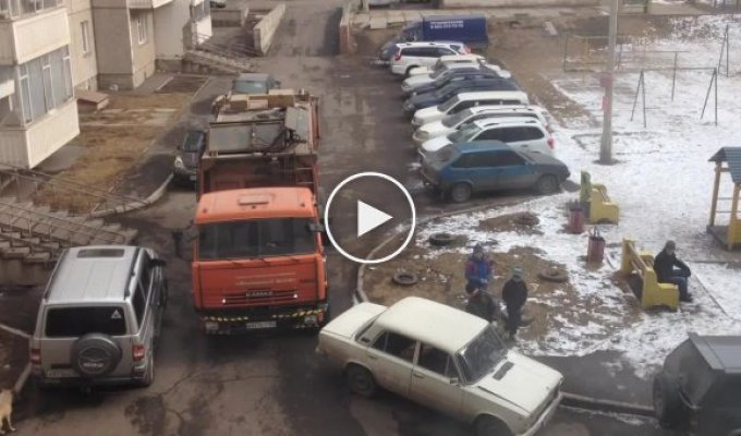 Водитель мусоровоза вскрыл припаркованный автомобиль