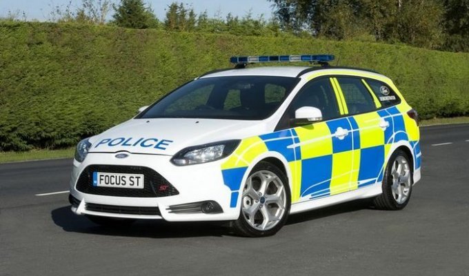 Британская полиция получила заряженный Ford Focus ST (12 фото)