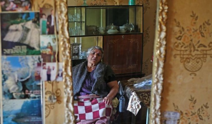 В Армении инвалид в течение 10 лет не может покинуть квартиру из-за соседской кладовки (2 фото)