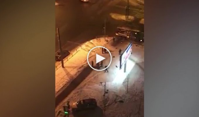 Жители Петербурга избили водителя, сбившего 17-летнюю девушку
