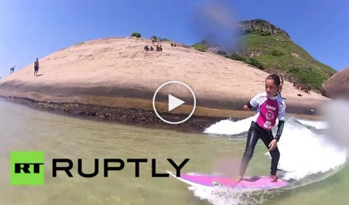 9-летняя бразильская девочка без руки покоряет волны