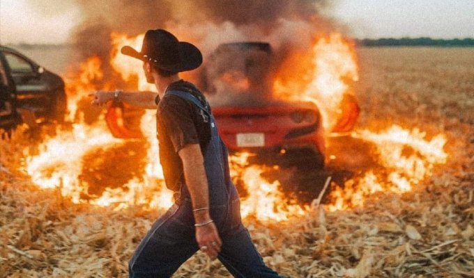 In the US, a blogger drove across a field in a new Ferrari, but the dry grass caught fire and burned the supercar (3 photos + 1 video)