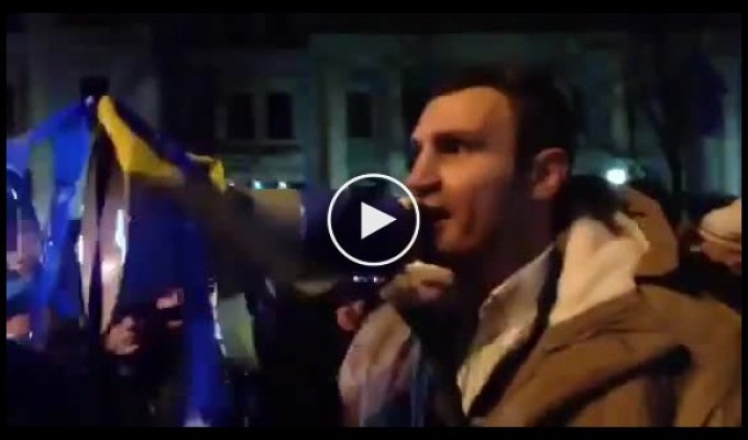 Виталий Кличко успокаивает митингующих на майдане