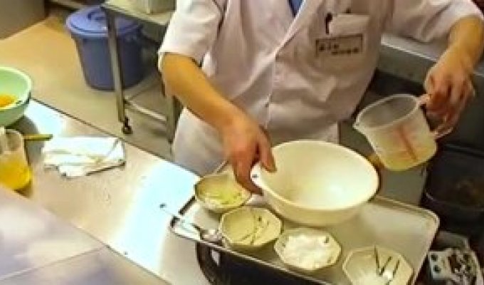 Японский шеф-повар готовит омлет