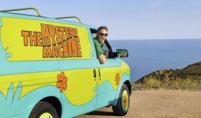 Актер из «Скуби-Ду» Мэттью Лиллард дает возможность арендовать фургон из легендарного фильма (14 фото)