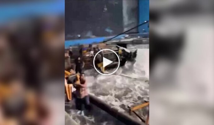Огромный резервуар с водой лопнул и затопил съемочную площадку в Индии