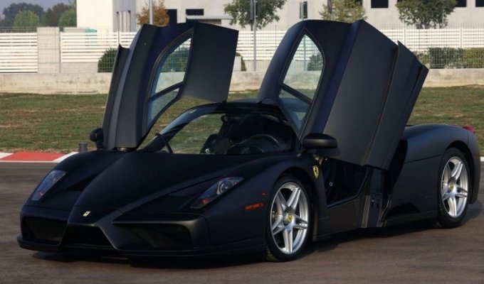 Уникальный черный матовый Ferrari Enzo будет продан с аукциона (25 фото)