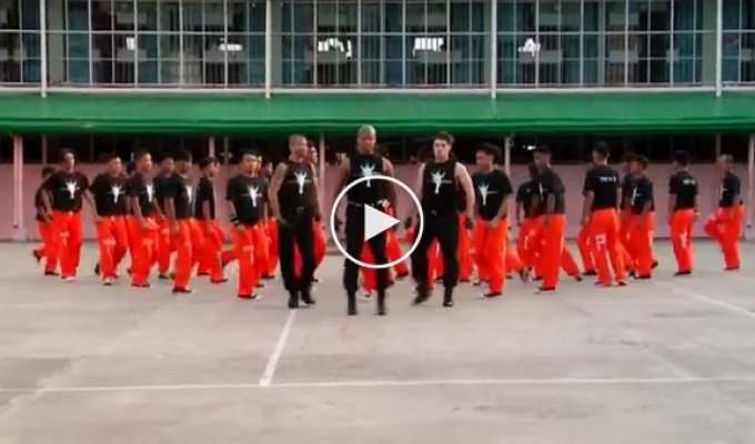 Изумительный танец заключенных в память о Майкле Джексоне