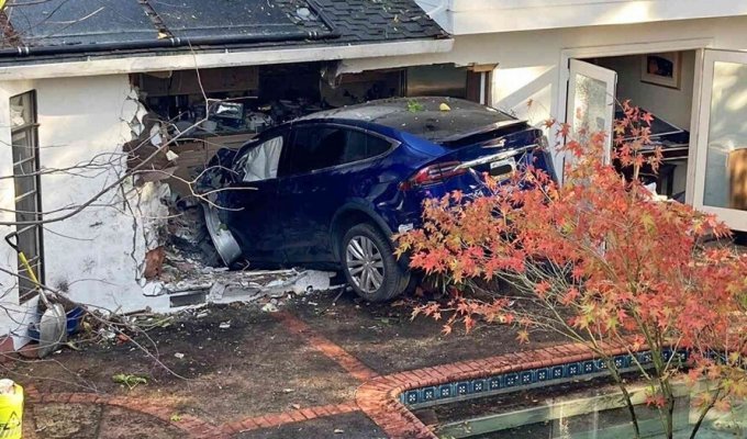 An out-of-control Tesla flew over the pool and crashed into a house (3 photos + 1 video)