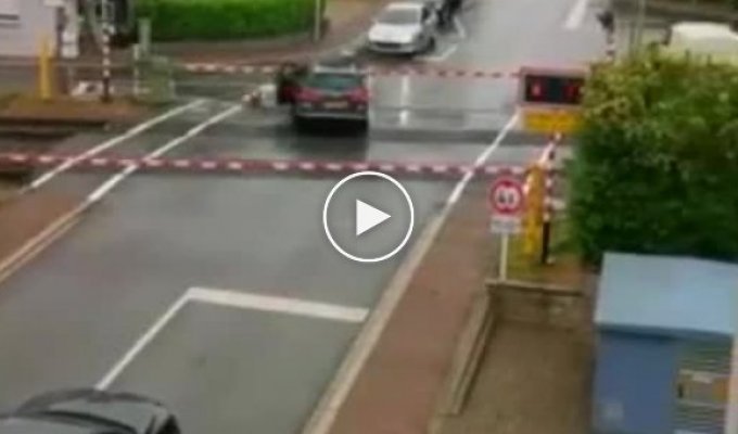 В Люксембурге женщина успела выскочить из машины перед тем, как авто снес поезд